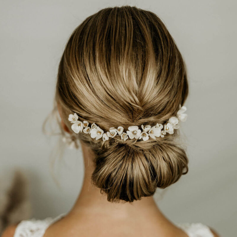 Haarband mit Blumen für die Hochzeitsfrisur